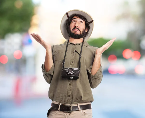 Louco explorador homem com expressão preocupada — Fotografia de Stock