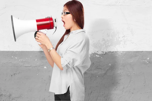 Mulher chinesa gritando com megafone — Fotografia de Stock