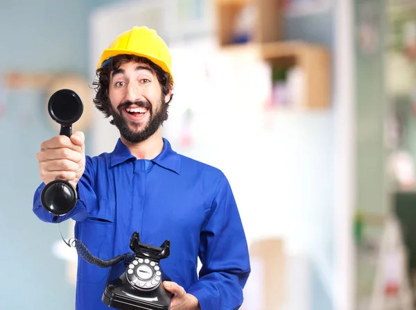 電話を持つ幸福な労働者の男 — ストック写真