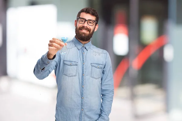 砂のタイマーと幸せな若い男 — ストック写真