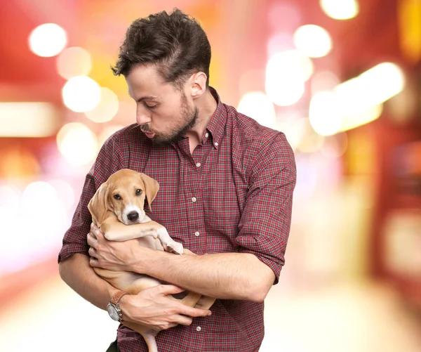 Mutlu genç adam köpek yavrusu — Stok fotoğraf