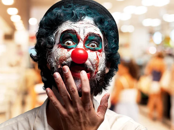 Crazy clown man med arga uttryck — Stockfoto