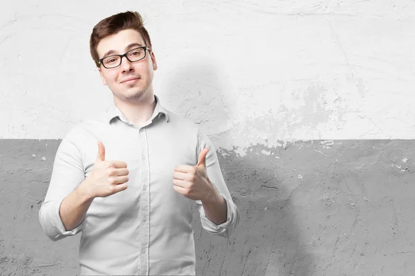 Glücklicher junger Mann in stolzer Pose — Stockfoto