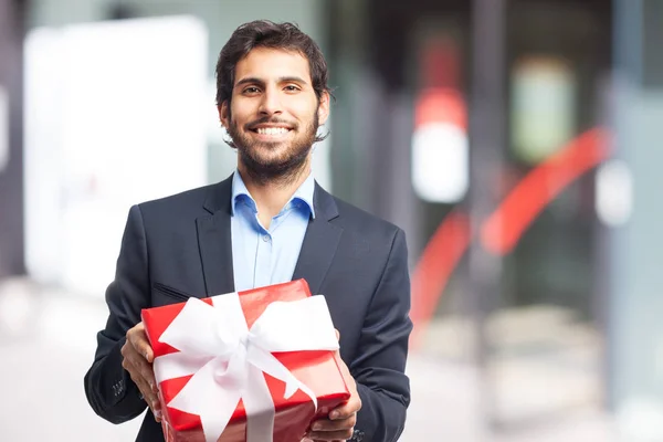 Счастливый бизнесмен с подарком — стоковое фото
