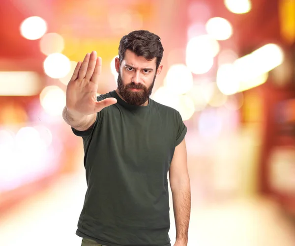 Arg ung man med stop gest — Stockfoto