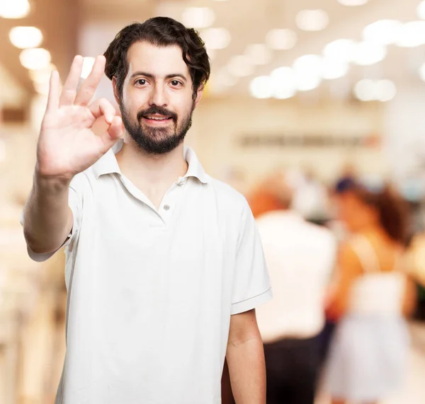 Felice giovane uomo con tutto il segno — Foto Stock