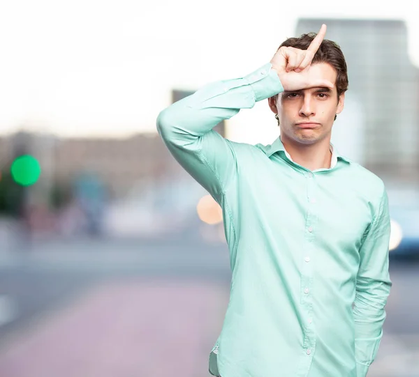 Gelukkig zakenman met verliezer teken — Stockfoto