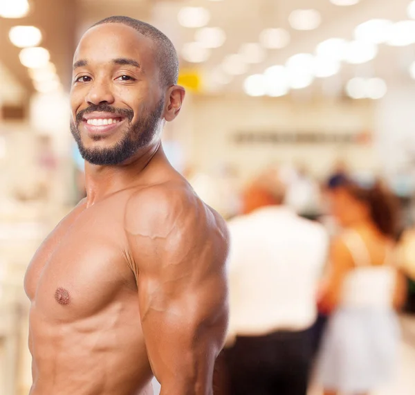 Hombre negro feliz en pose fuerte — Foto de Stock