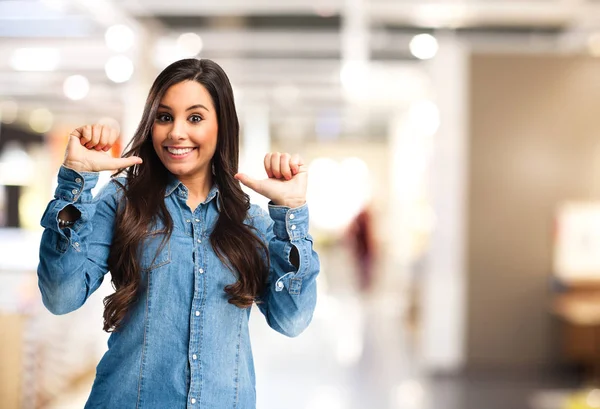 Jovem mulher orgulhosa sorrindo — Fotografia de Stock