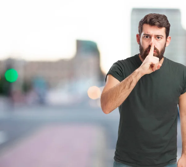 Jeune homme en colère avec un geste de silence — Photo