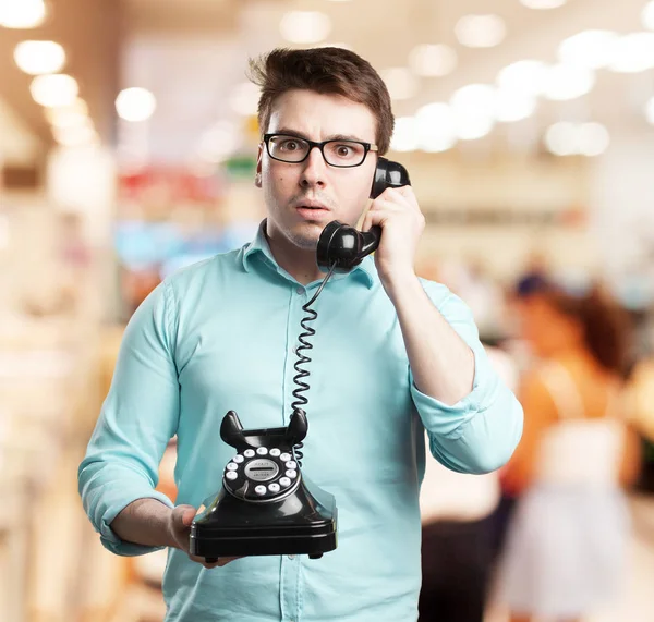 Jeune homme confus avec téléphone — Photo