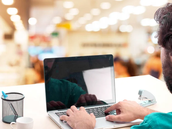 Affärsman med laptop och kaffe — Stockfoto