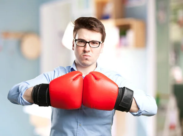 Jeune homme en colère boxe — Photo