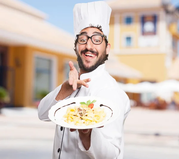 Stolt kock man med pasta — Stockfoto