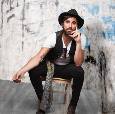 gurur rock yıldızı sandalyede oturuyor