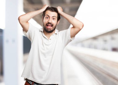 çılgın genç adam şaşırmış poz