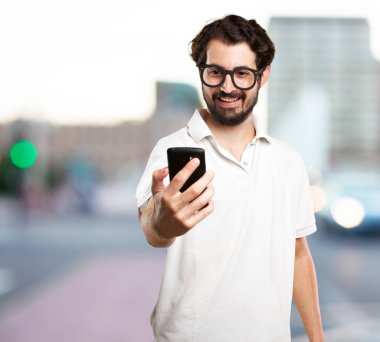 mutlu genç adam selfie yapıyor