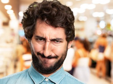 çılgın genç adam kızgın poz