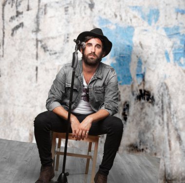 mikrofon ile mutlu rockstar