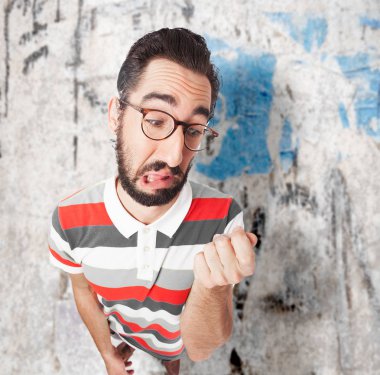 faturaları işareti ile çılgın genç adam