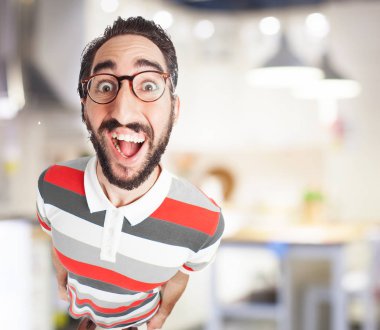 çılgın genç adam şaşırmış poz