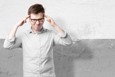 kızgın genç adam düşünme