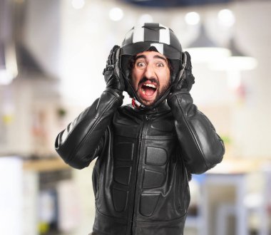 korkmuş motorcu kulakları kapsayan