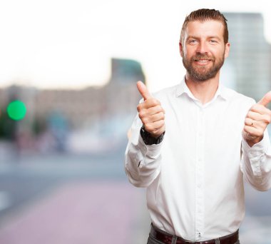 Tamam işareti ile mutlu genç adam