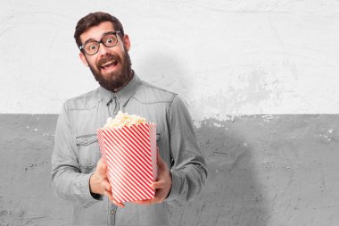 Patlamış Mısır ile mutlu genç adam