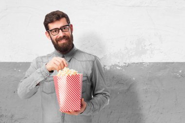 Patlamış Mısır ile mutlu genç adam