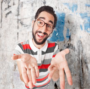 çılgın genç adam gösteren jest 