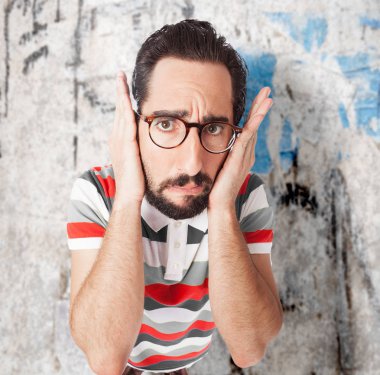 çılgın genç adam kapsayan kulaklar