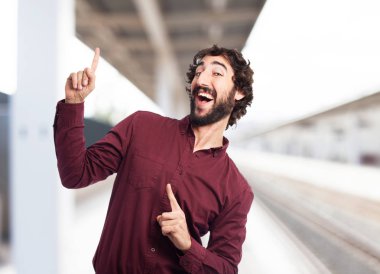 mutlu genç adam dans