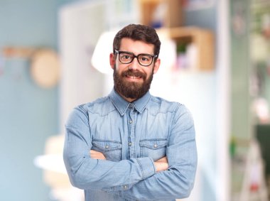 Gülümseyen genç adam