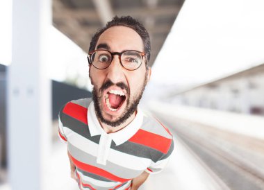 çılgın genç adam kızgın poz