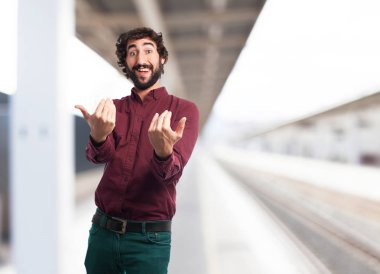 mutlu genç adam hoş geldiniz işareti ile