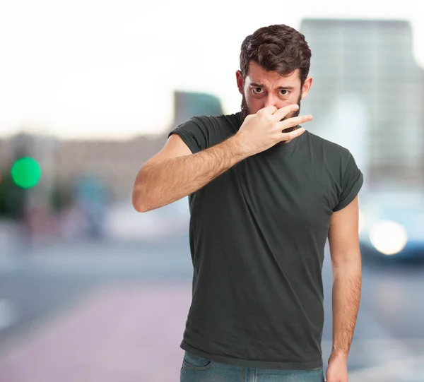 Uomo arrabbiato con odore di cattivo segno — Foto Stock