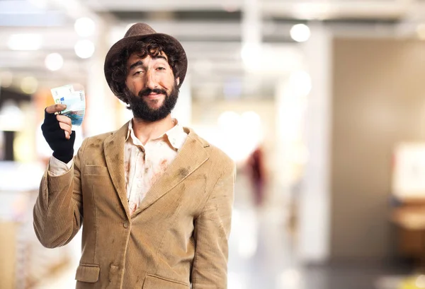 Orgulloso hombre sin hogar con facturas — Foto de Stock