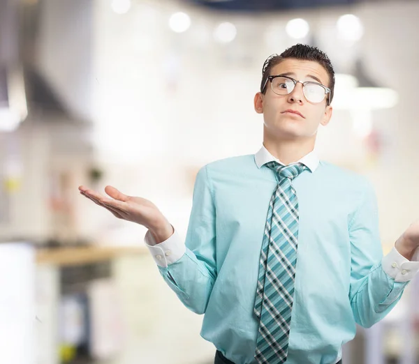 Orolig ung man i förvirrad pose — Stockfoto