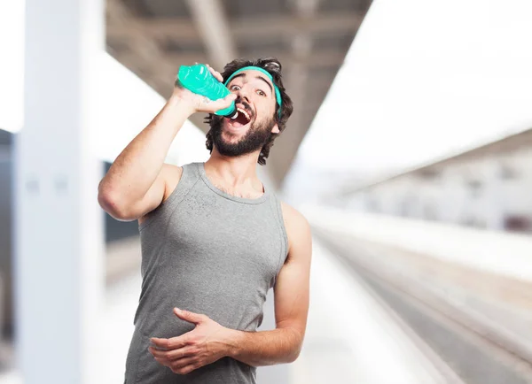 Счастливый спортивный человек с энергетическим напитком — стоковое фото