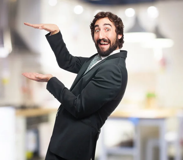 Удивленный бизнесмен показывает знак жеста — стоковое фото