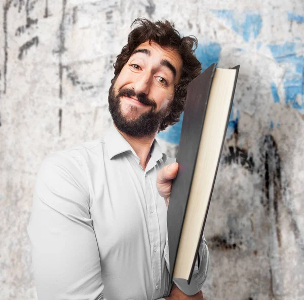 Jovem oferecendo pequeno livro — Fotografia de Stock