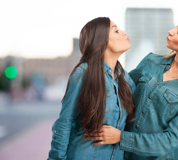 Boldog nővérek csók — Stock Fotó