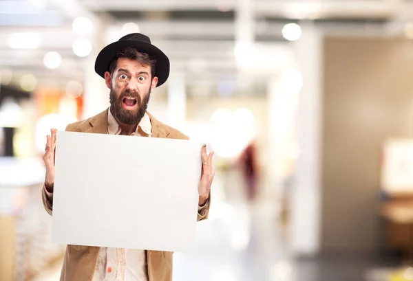 Desabrigado irritado homem com cartaz — Fotografia de Stock