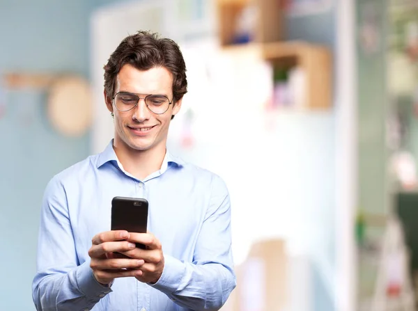 Hombre haciendo selfie en el teléfono móvil —  Fotos de Stock