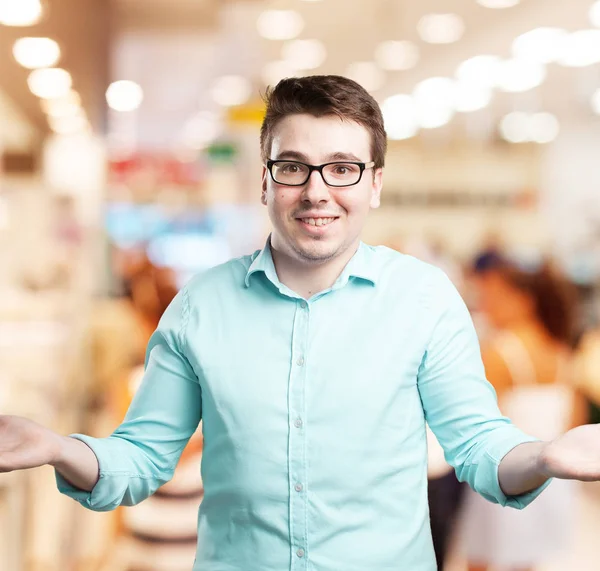 Jovem feliz em pose confusa — Fotografia de Stock