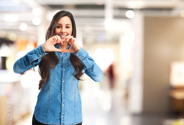 Heureuse jeune femme avec symbole de coeur — Photo