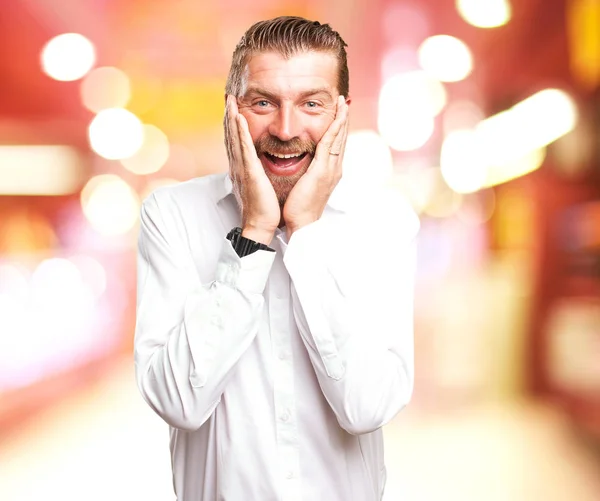 Verrast jonge man die lacht — Stockfoto