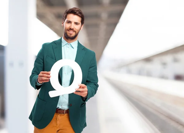 Hombre de negocios feliz con la letra Q —  Fotos de Stock