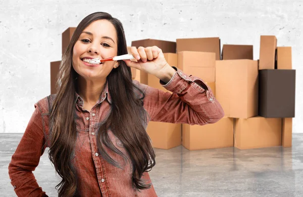 Heureuse jeune femme avec brosse à dents — Photo